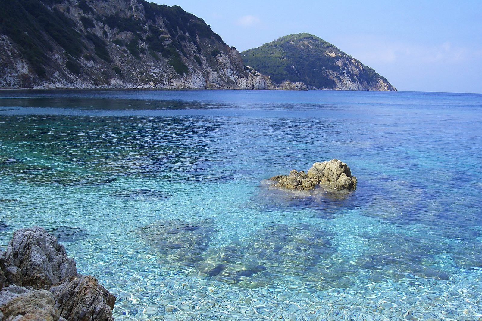 Acqua trasparente e scogli all'Enfola, Isola d'Elba